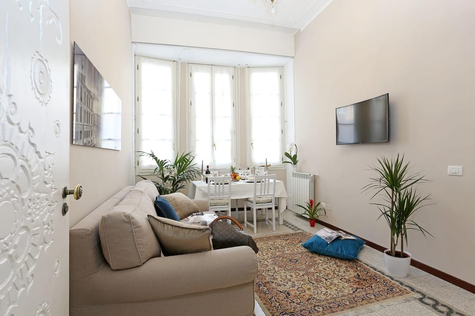 Property building, Communal lounge/ TV room, Facade/entrance, View (from property/room), Living room, Photo of the whole room, Decorative detail, Seating area, Floor plan, Dining area, Evening entertainment, City view, Breakfast, Drinks, Alcoholic drinks, Non alcoholic drinks