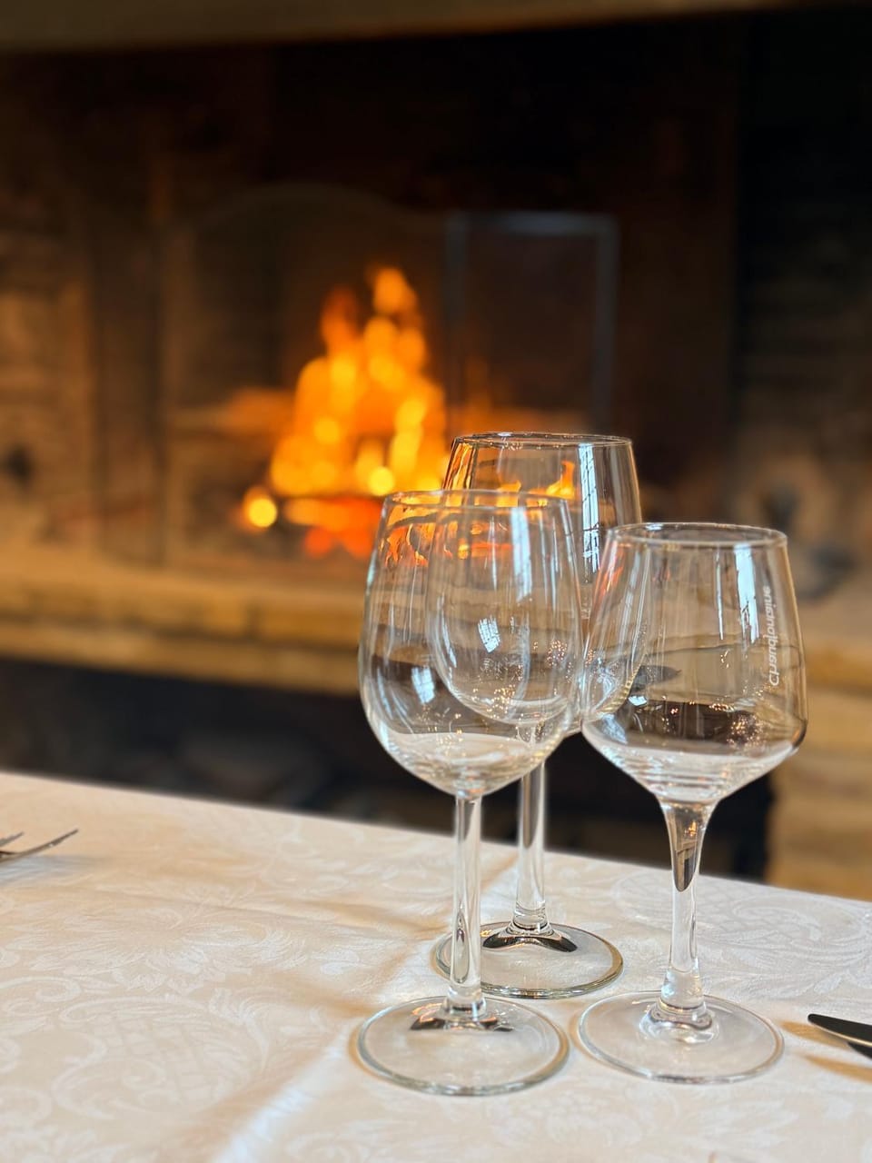 Living room, Food and drinks, fireplace