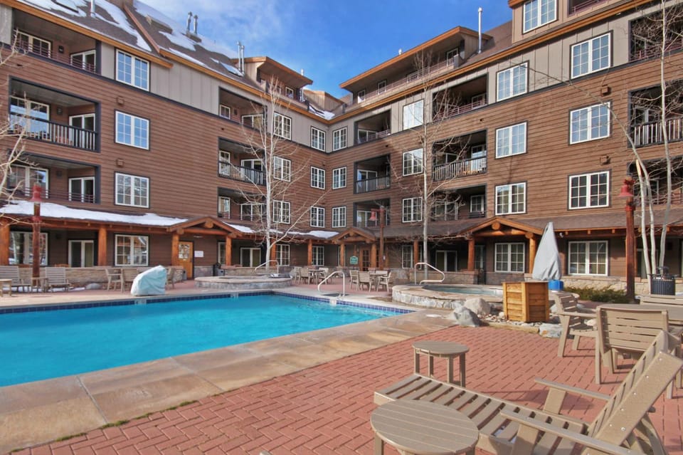 Property building, Swimming pool