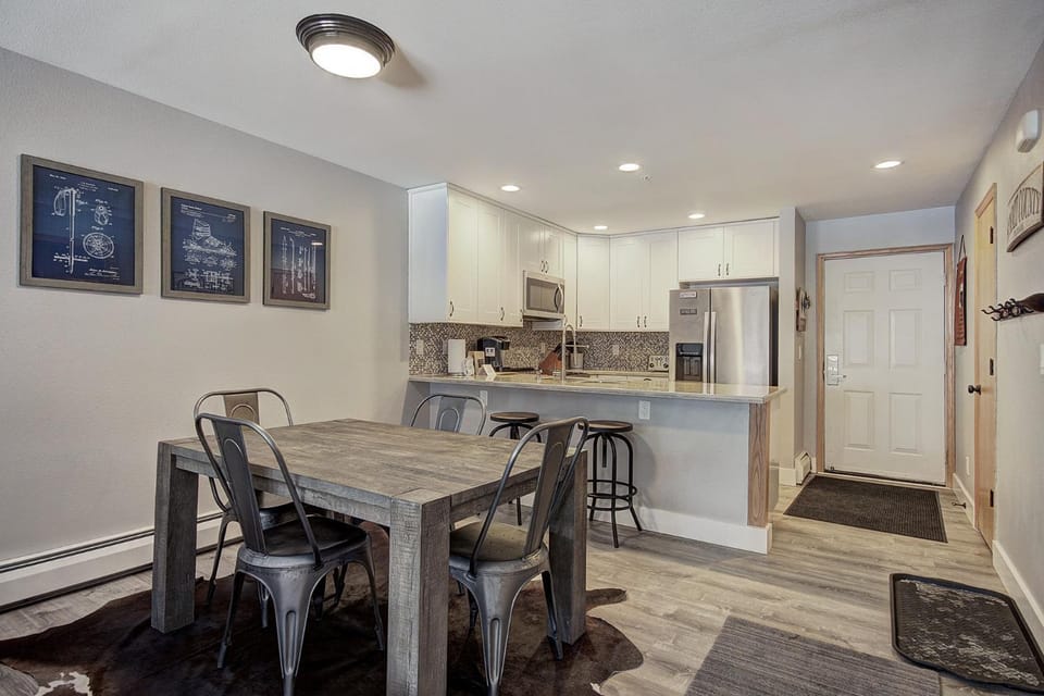 Kitchen or kitchenette, Dining area