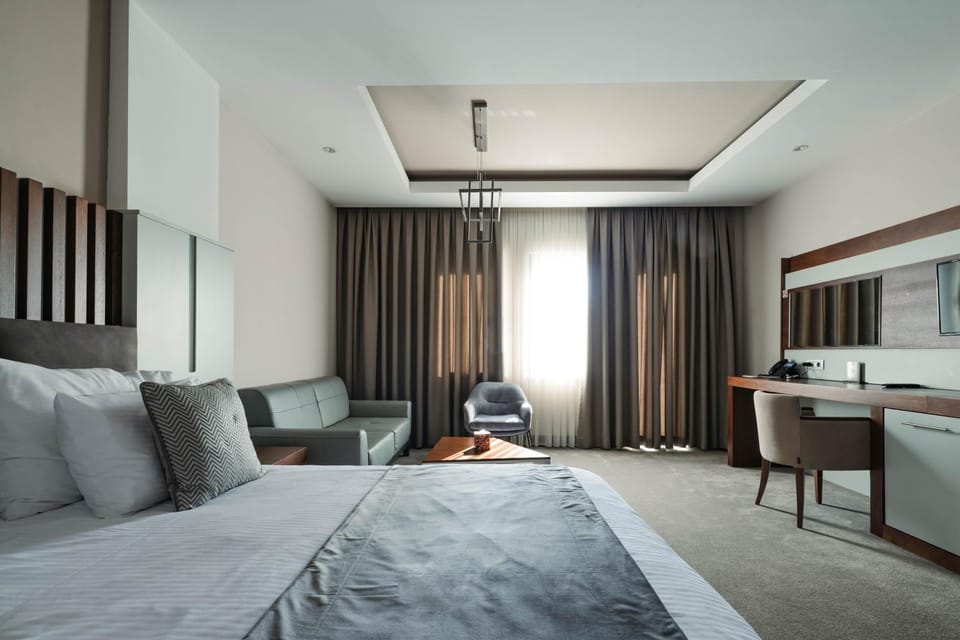 Bed, TV and multimedia, Seating area, Breakfast