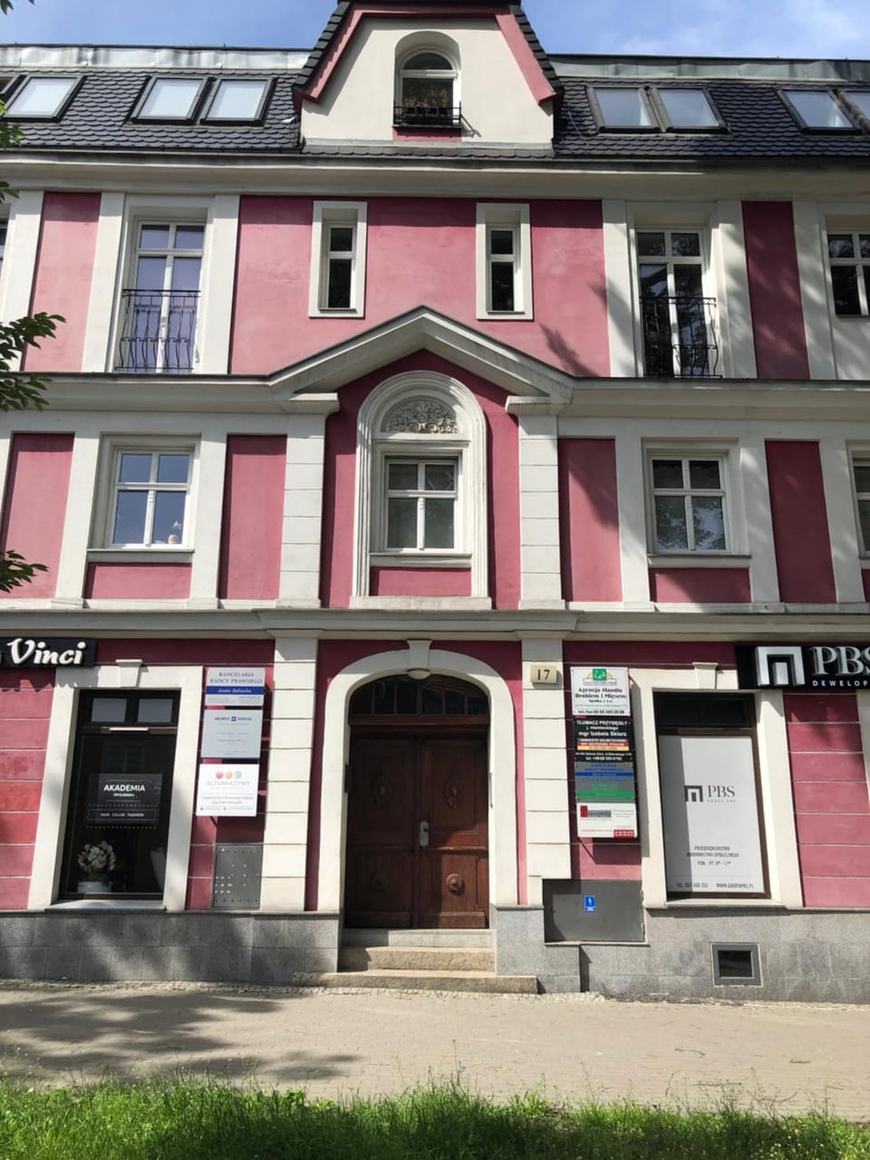 Facade/entrance