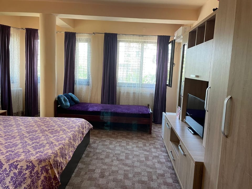 Bed, TV and multimedia, Photo of the whole room