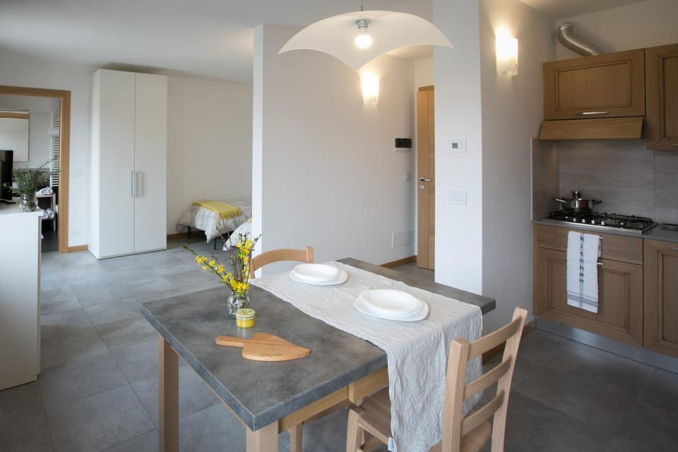 TV and multimedia, Coffee/tea facilities, Kitchen or kitchenette, Living room, Photo of the whole room, Seating area, Dining area, Bedroom