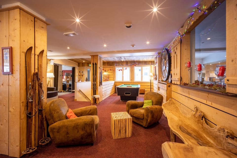 Billiard, Lounge or bar