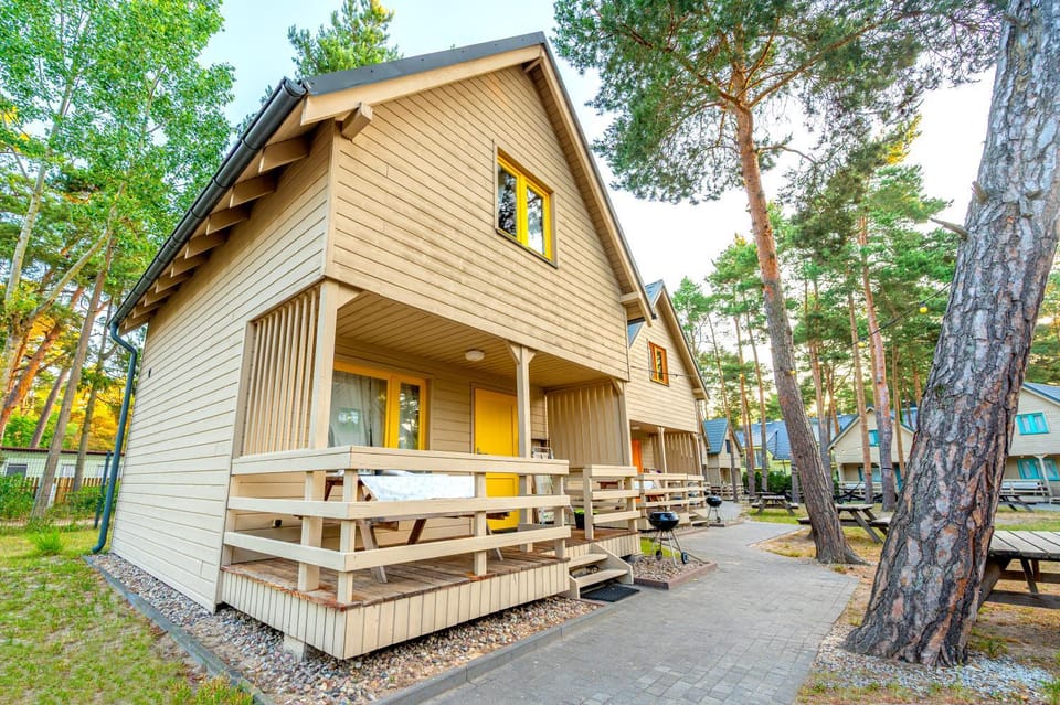 Property building, Spring, Day, Natural landscape, Garden, Balcony/Terrace, Balcony/Terrace, Seating area, Garden view