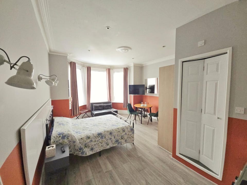 Kitchen or kitchenette, Seating area, microwave