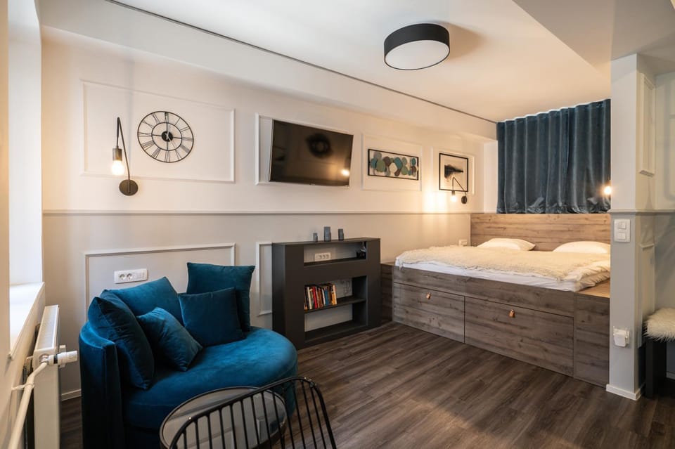 Bed, Seating area, Bedroom