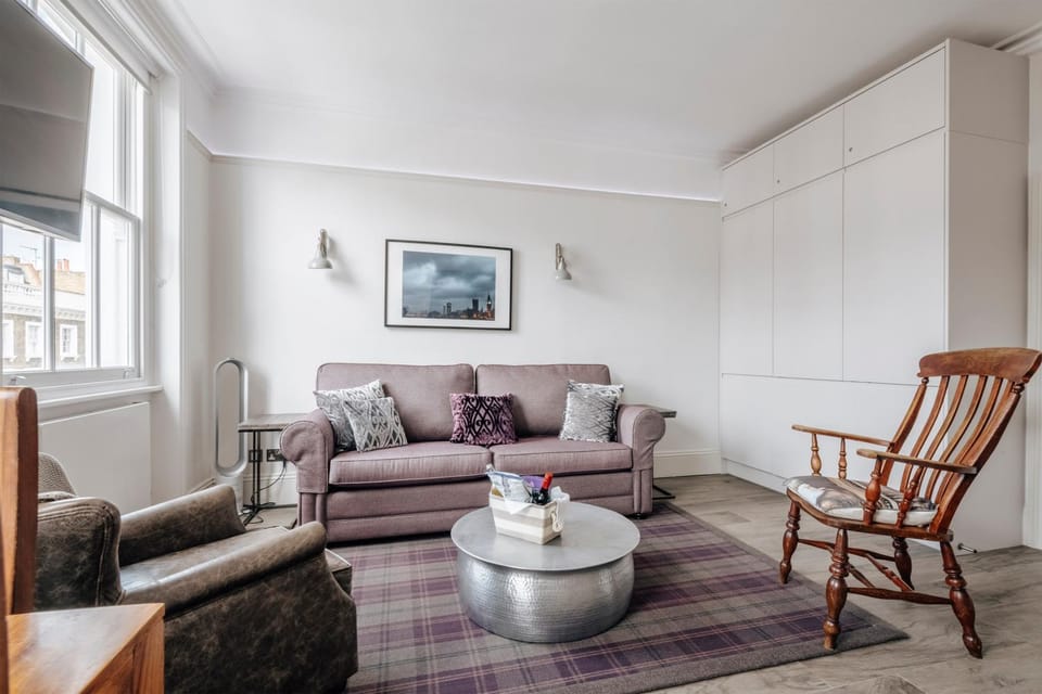 Victoria Violet Apartment in City of Westminster