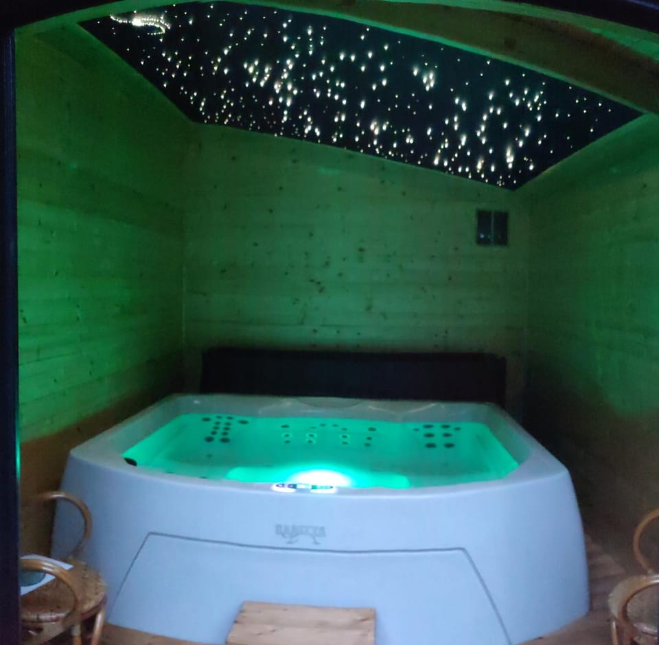Hot Tub, Spa and wellness centre/facilities