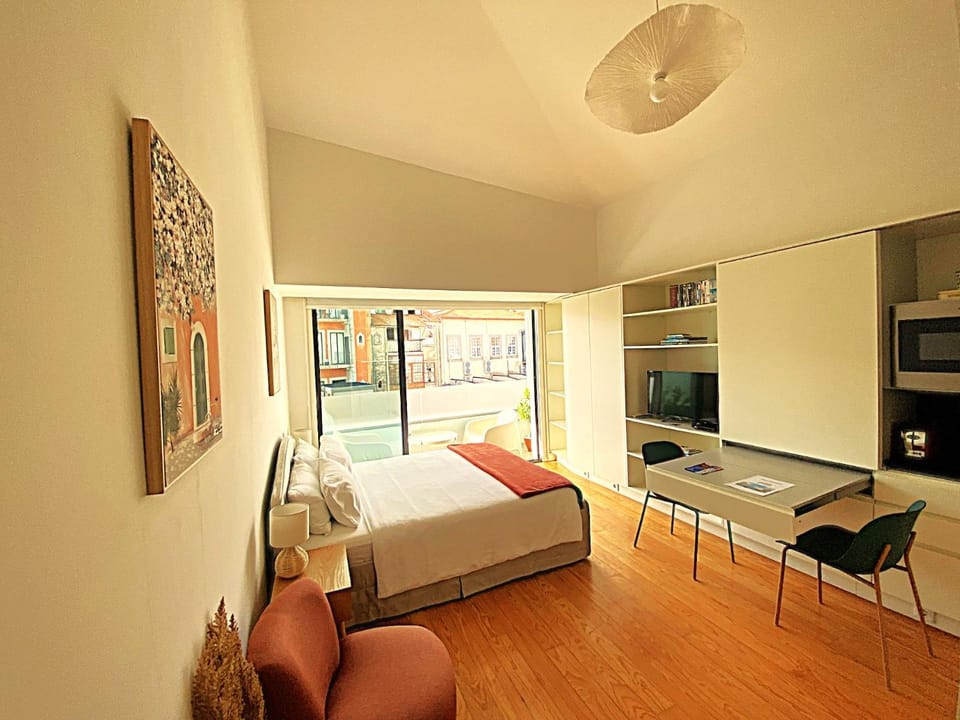 Bed, TV and multimedia, Balcony/Terrace, Living room, Photo of the whole room, Seating area, Dining area, Bedroom