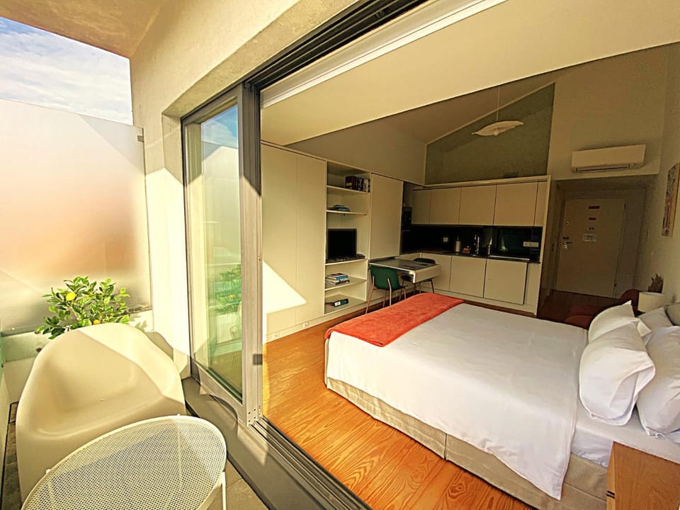 Bed, TV and multimedia, Balcony/Terrace, Kitchen or kitchenette, Living room, Photo of the whole room, Seating area, Bedroom, wardrobe, air conditioner