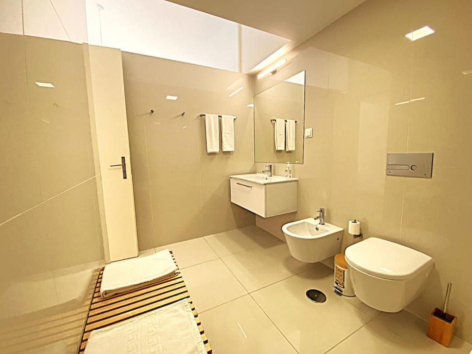 Toilet, Bathroom, bidet, towels