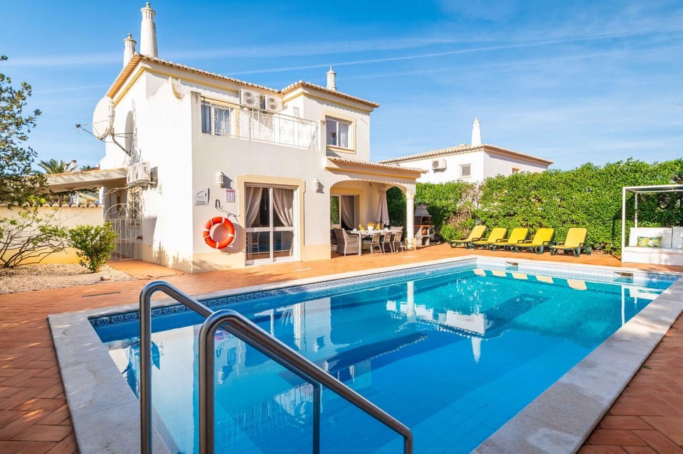 Property building, Dining area, Pool view, Swimming pool, sunbed