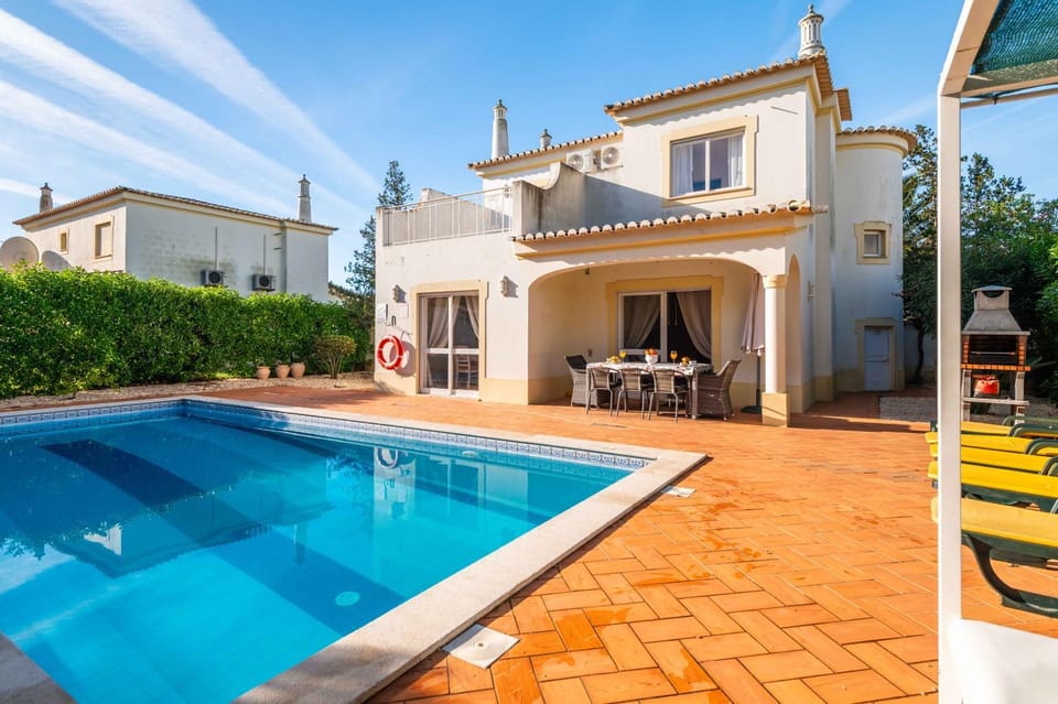 Property building, BBQ facilities, Pool view, Swimming pool, sunbed