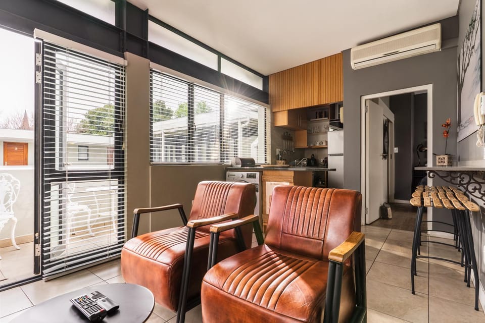 Kitchen or kitchenette, Seating area