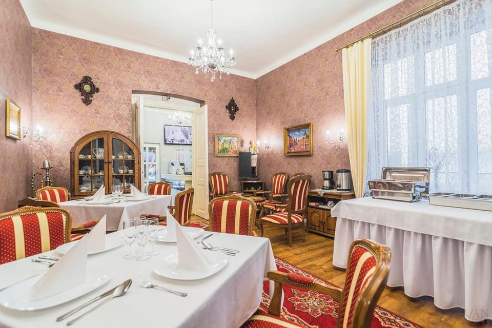 Restaurant/places to eat, Library, Living room, Food and drinks, Seating area, Dining area