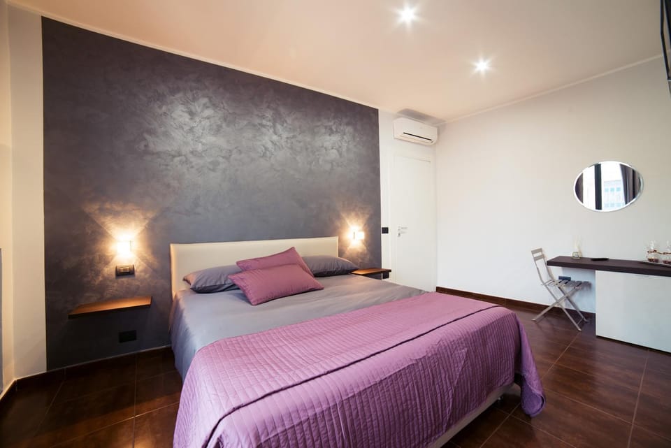 Bed, Photo of the whole room, Decorative detail