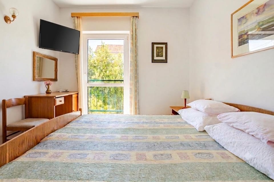 Bed, TV and multimedia, Seating area, Bedroom, Garden view