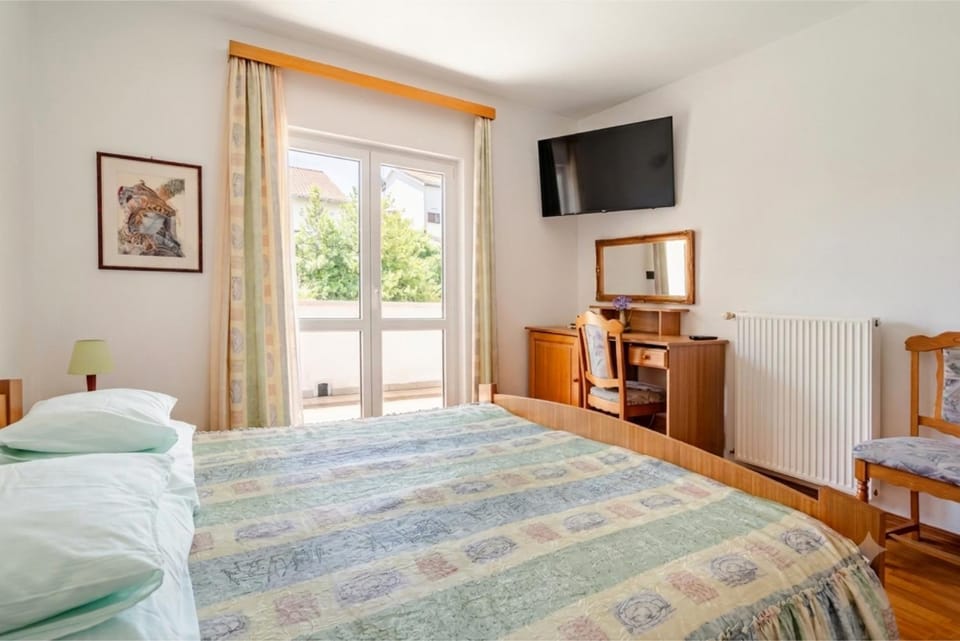 Bed, TV and multimedia, Balcony/Terrace, Seating area, Bedroom, Garden view