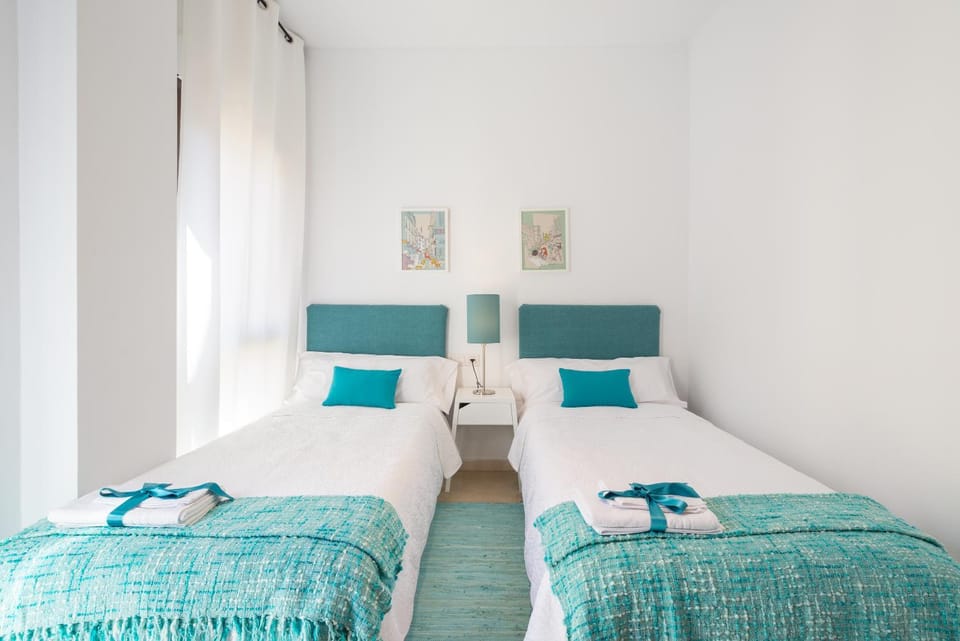 Bed, Photo of the whole room, Decorative detail, Bedroom, towels