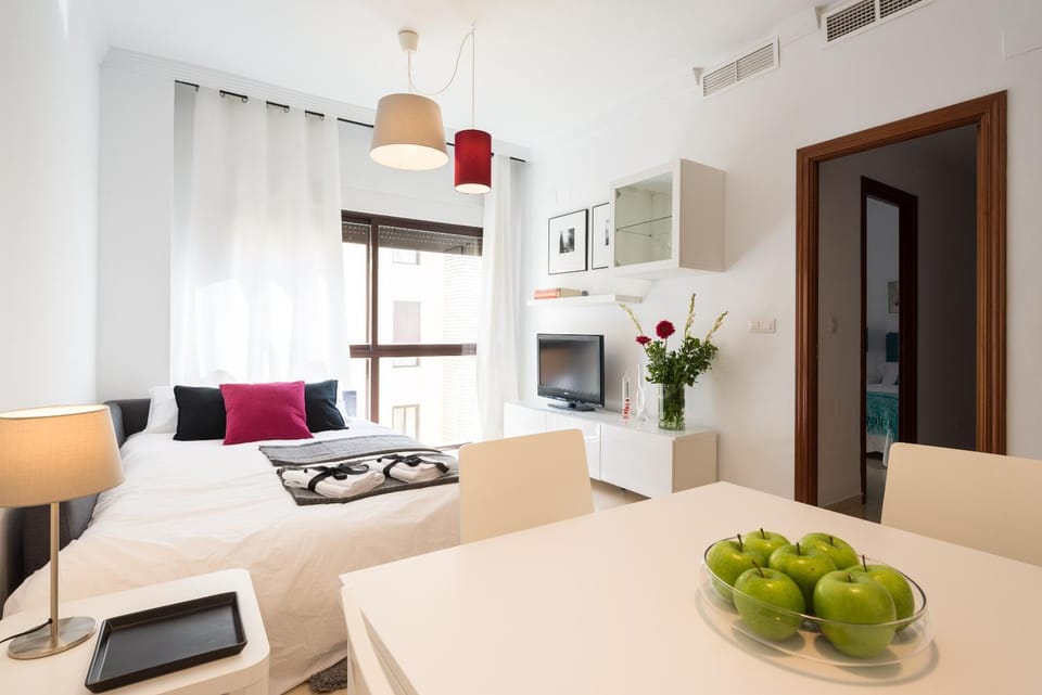 Communal lounge/ TV room, TV and multimedia, Living room, Decorative detail, Seating area, Dining area