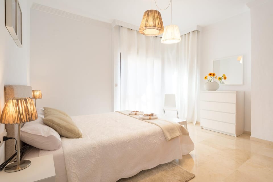 Bed, Photo of the whole room, Decorative detail, Bedroom, towels