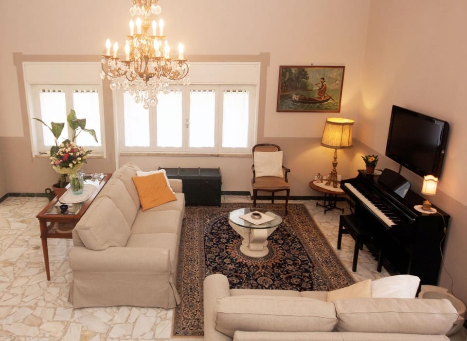 Communal lounge/ TV room