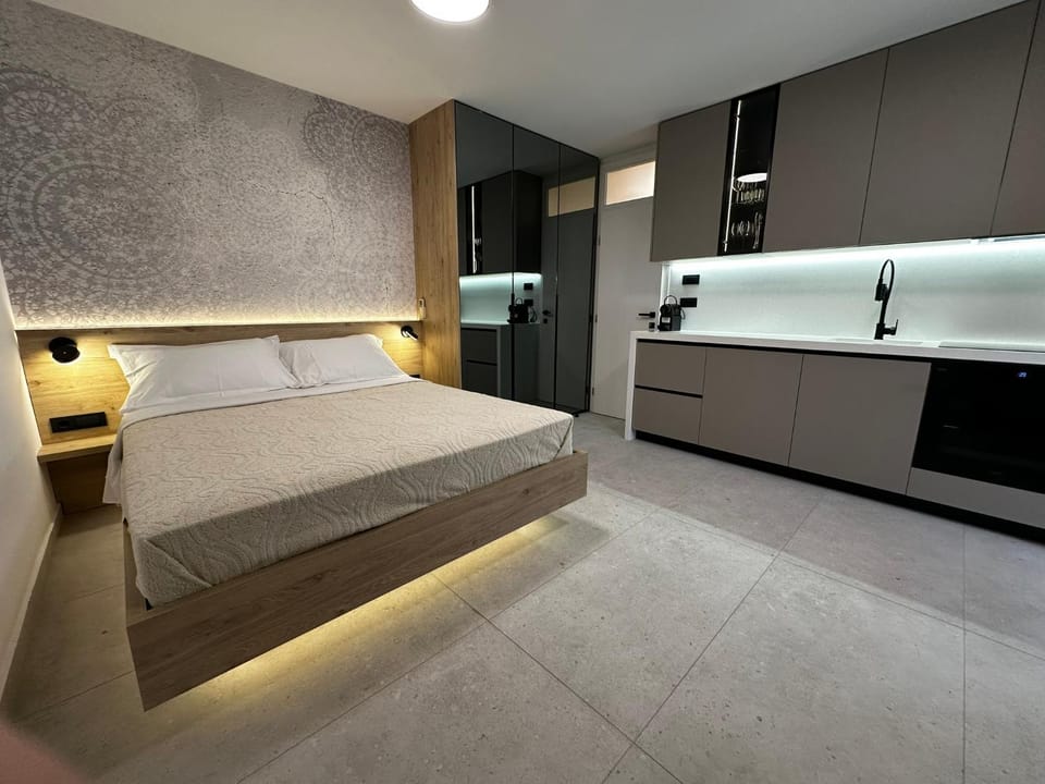 Bed, Kitchen or kitchenette, Photo of the whole room, Bedroom, oven, stove, wardrobe