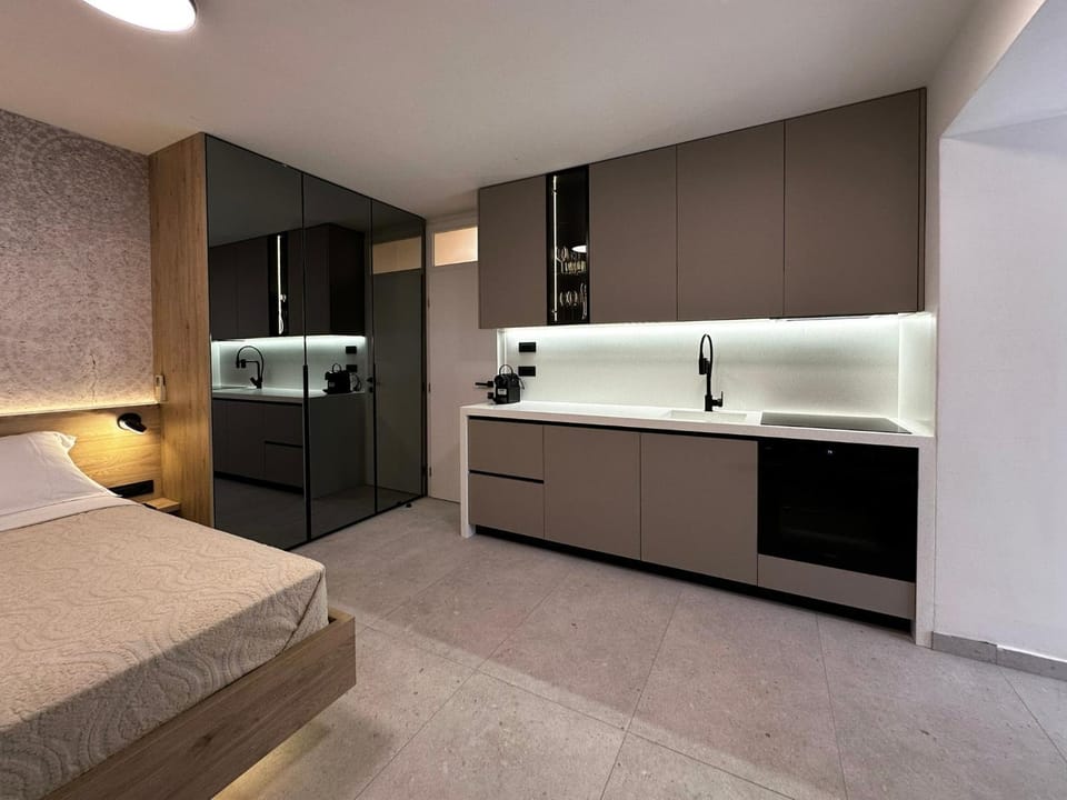 Bed, Kitchen or kitchenette, Photo of the whole room, Bedroom, wardrobe