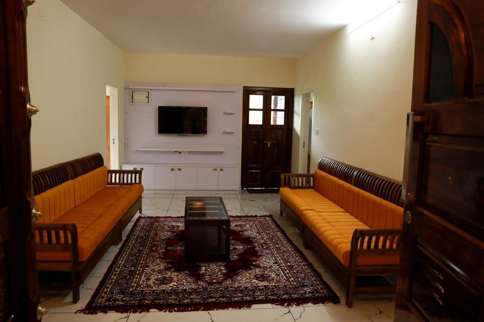 Nightclub / DJ, Living room, Lobby or reception, Lounge or bar, Seating area