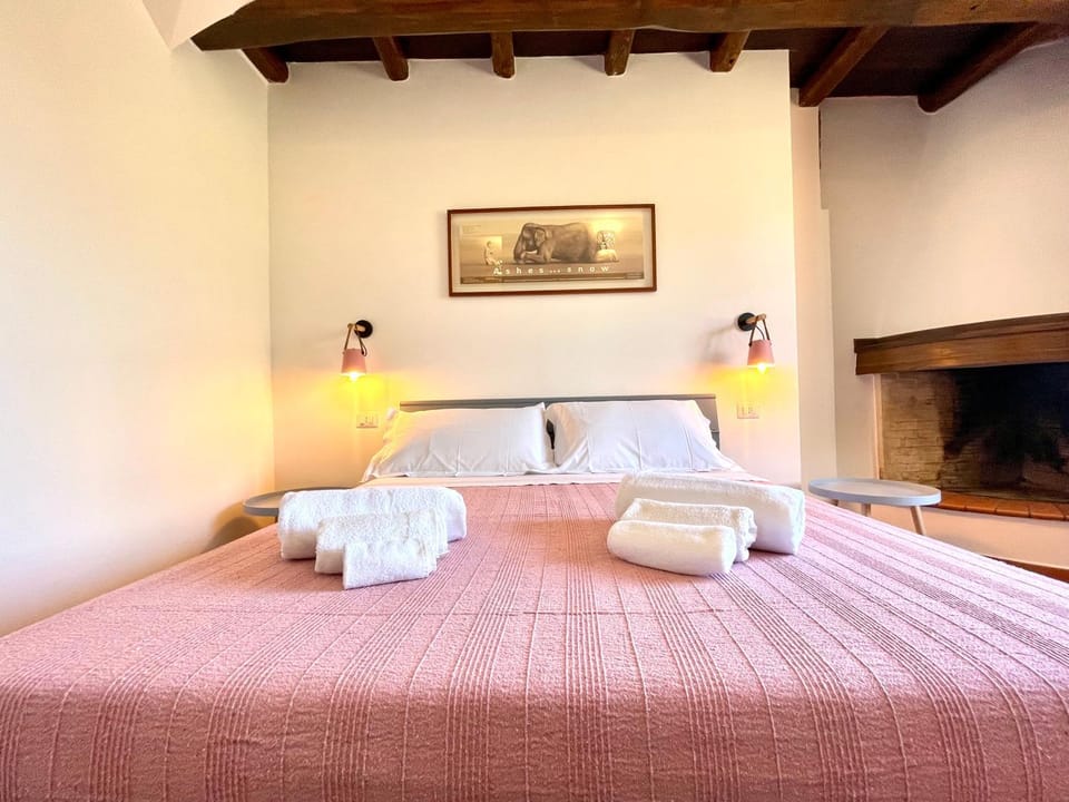 Bed, Bedroom, towels