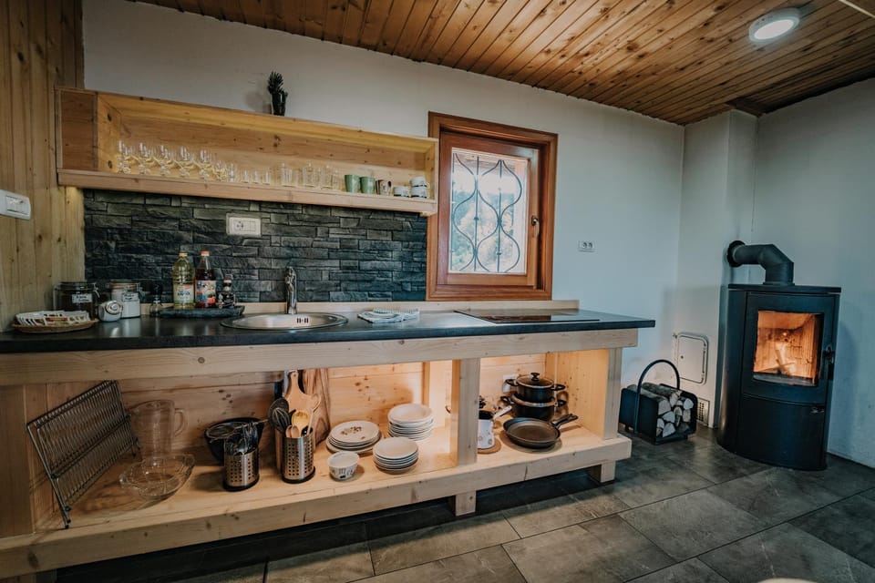 Coffee/tea facilities, Kitchen or kitchenette, stove