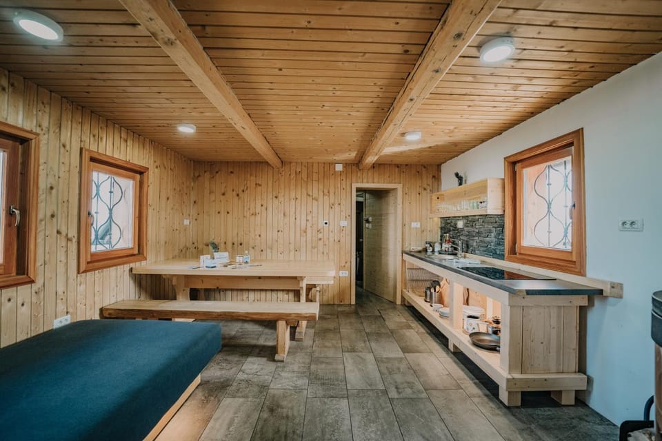 Kitchen or kitchenette, Dining area
