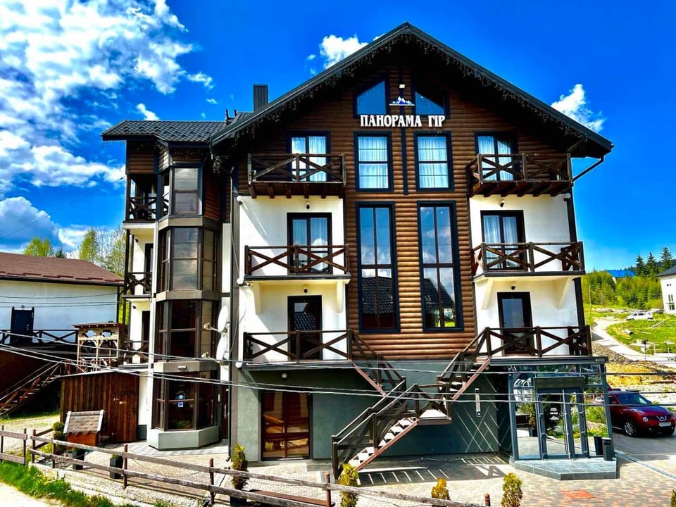 Панорама гір Inn in Ukraine