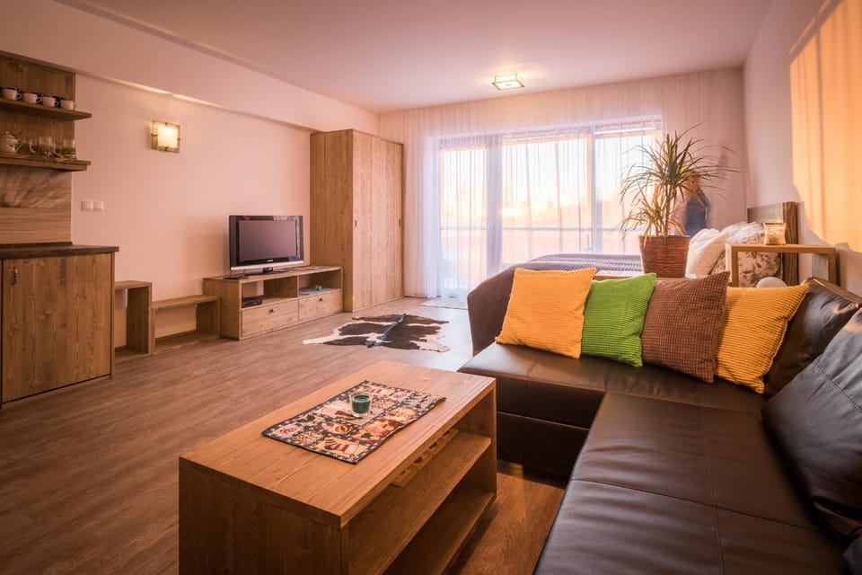 Living room, Photo of the whole room, Decorative detail