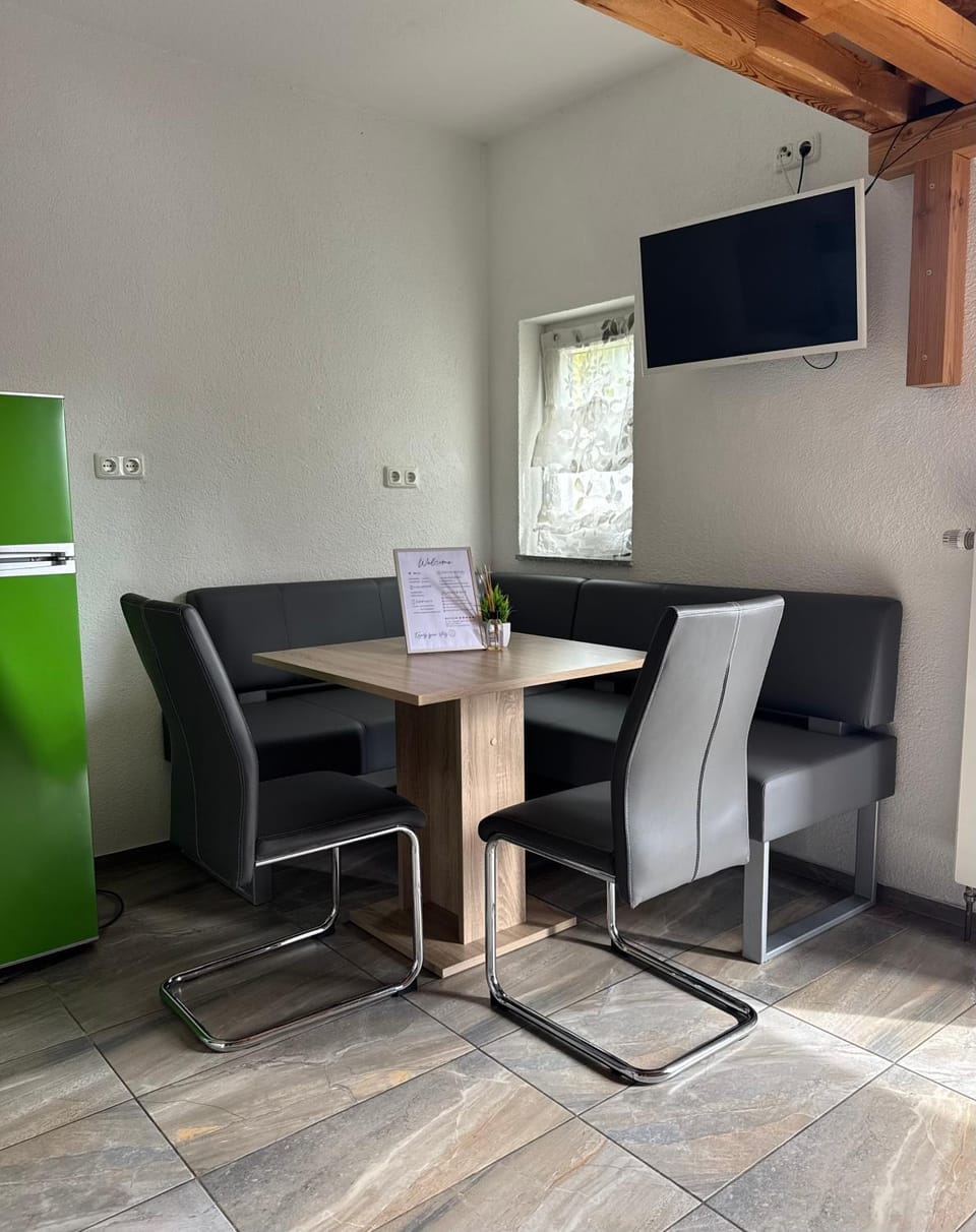 TV and multimedia, Seating area, Dining area