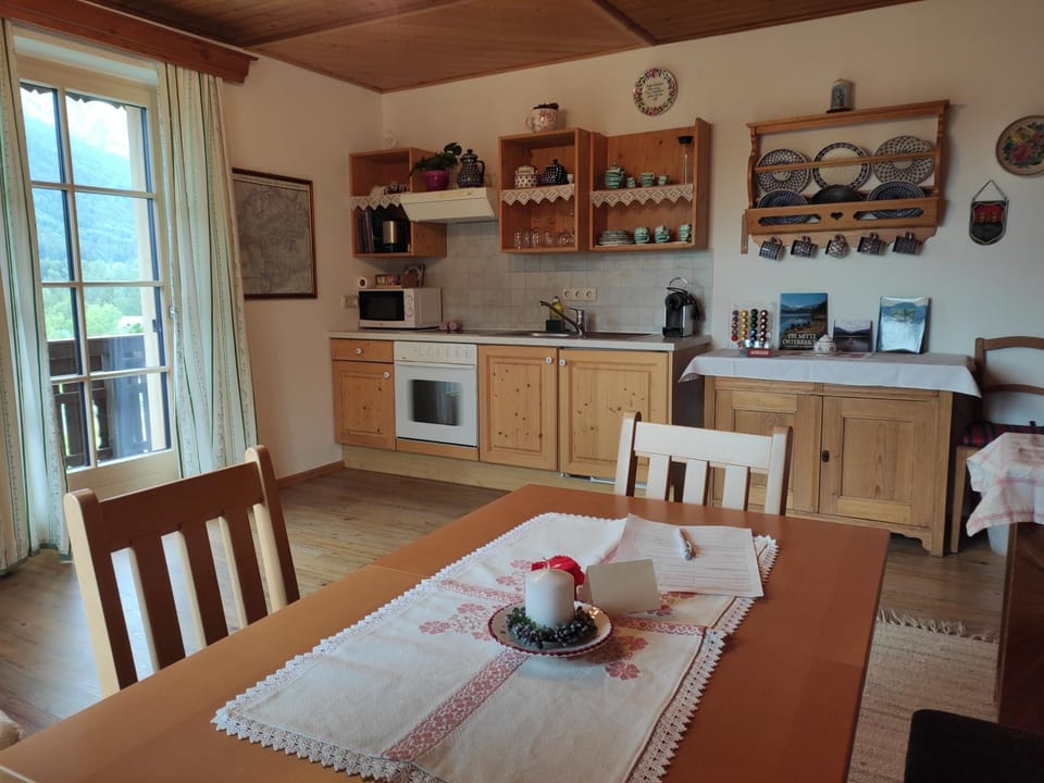 Kitchen or kitchenette, Photo of the whole room, Decorative detail, Dining area