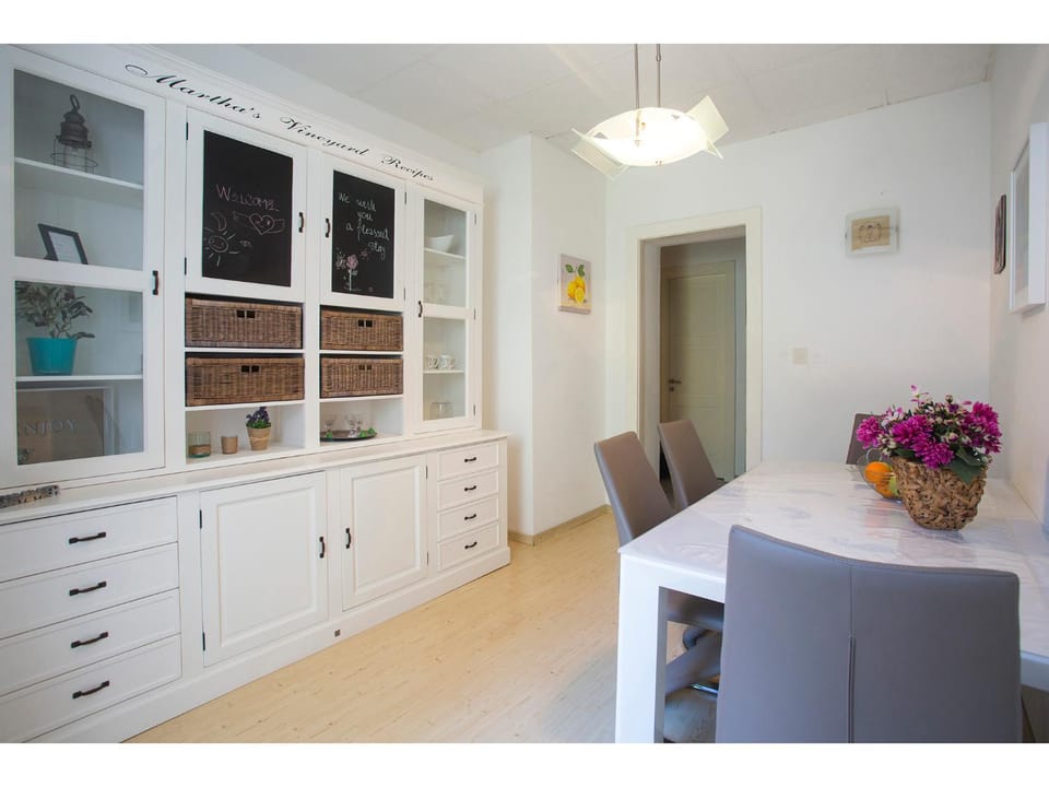 Decorative detail, Seating area, Dining area