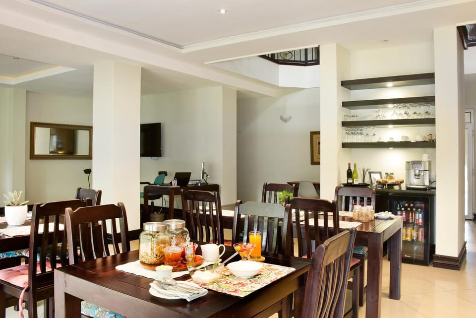 Restaurant/places to eat, Lounge or bar