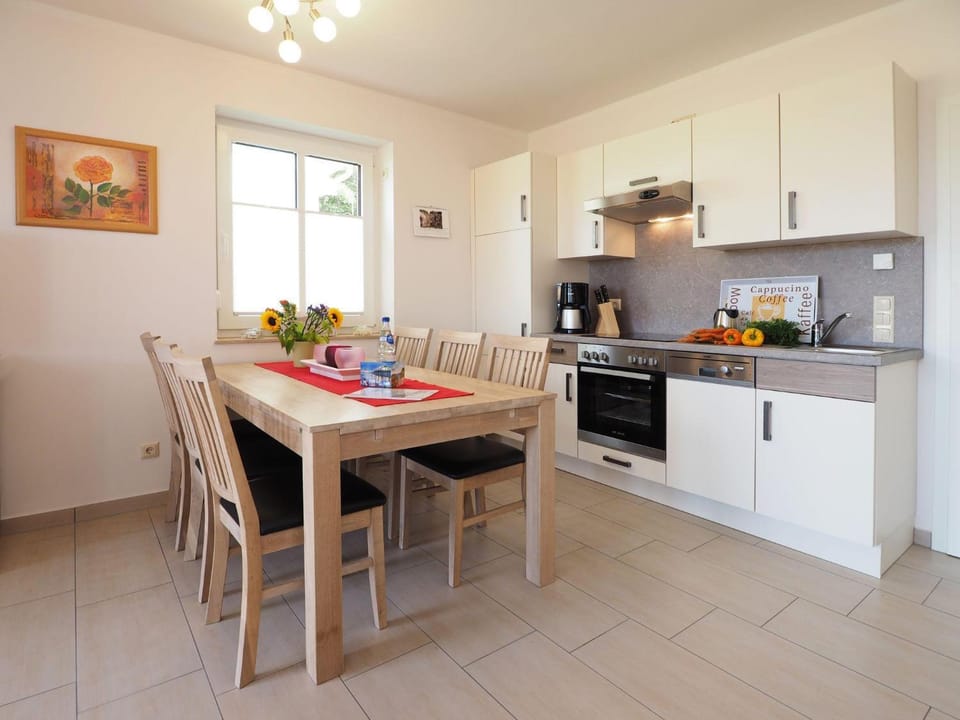 Kitchen or kitchenette, Dining area, dishwasher, pet friendly, stove