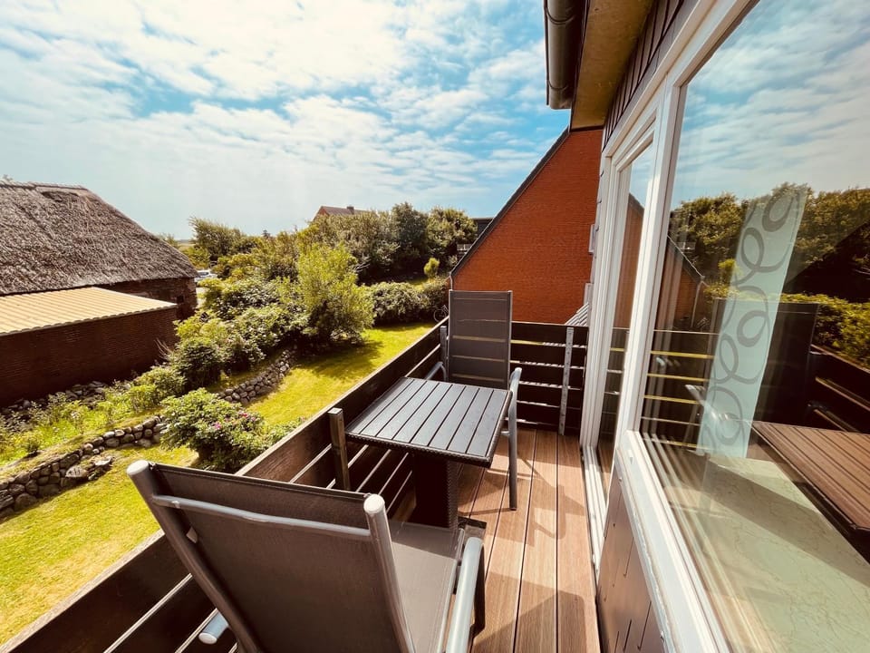 Neighbourhood, Balcony/Terrace