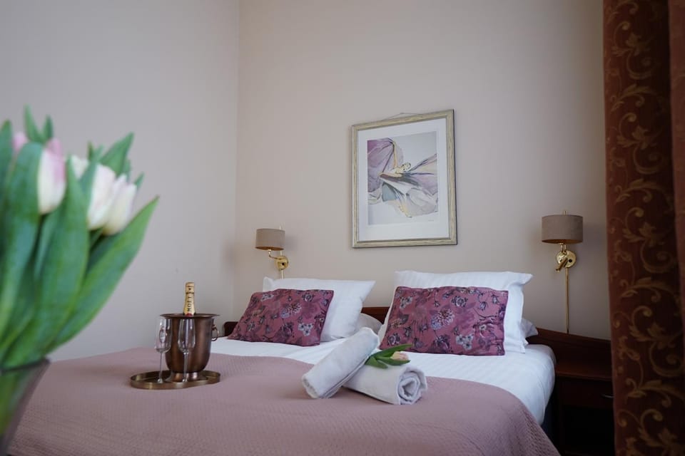 Bed, Living room, Photo of the whole room, Seating area, Bedroom