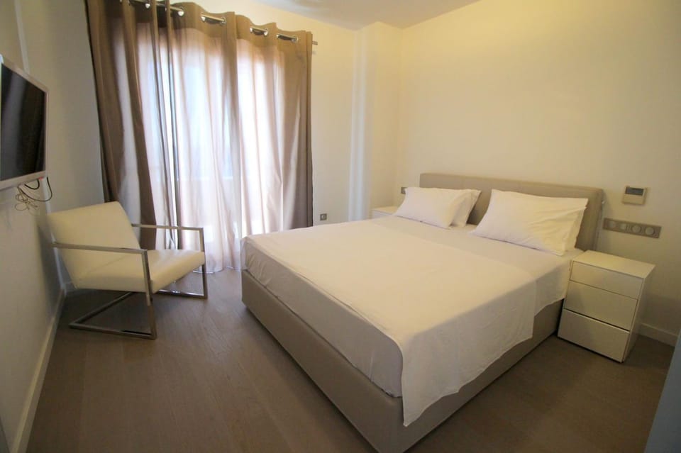 Bed, TV and multimedia, Bedroom