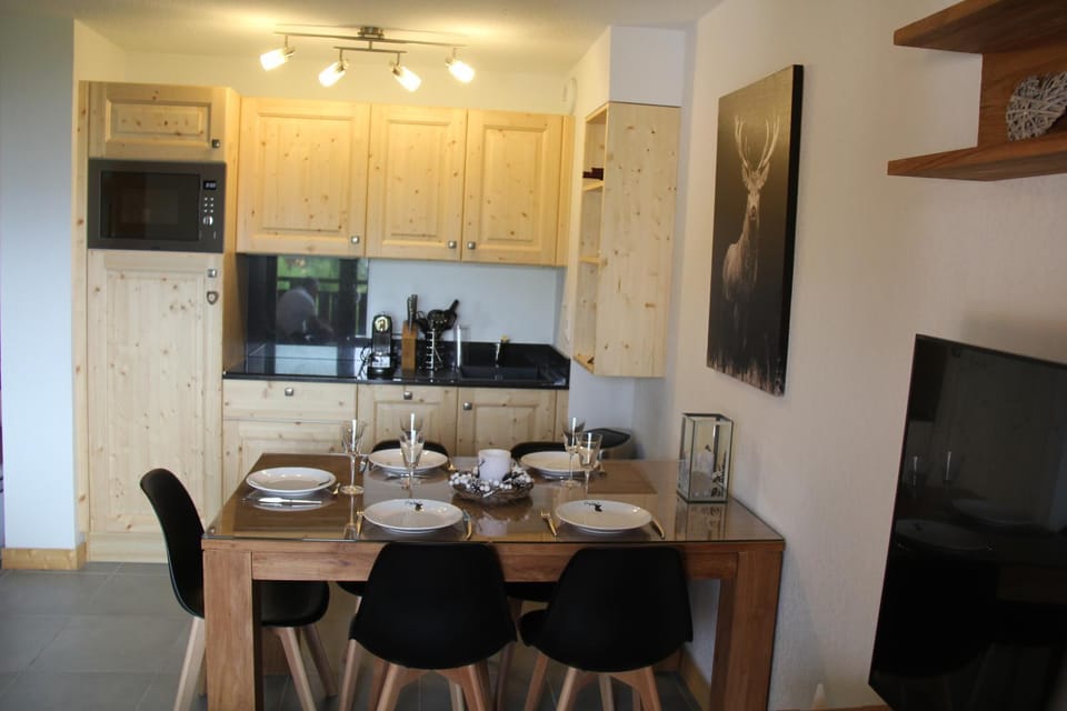 Kitchen or kitchenette, Dining area