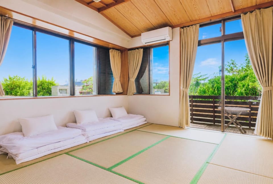 Ocean View 1-Min Walk to the Beach 7 Min to Expressway Easy Access to Churaumi Aquarium & Kouri Island シーサイドハウス名護 Seaside House Apartment in Okinawa Prefecture
