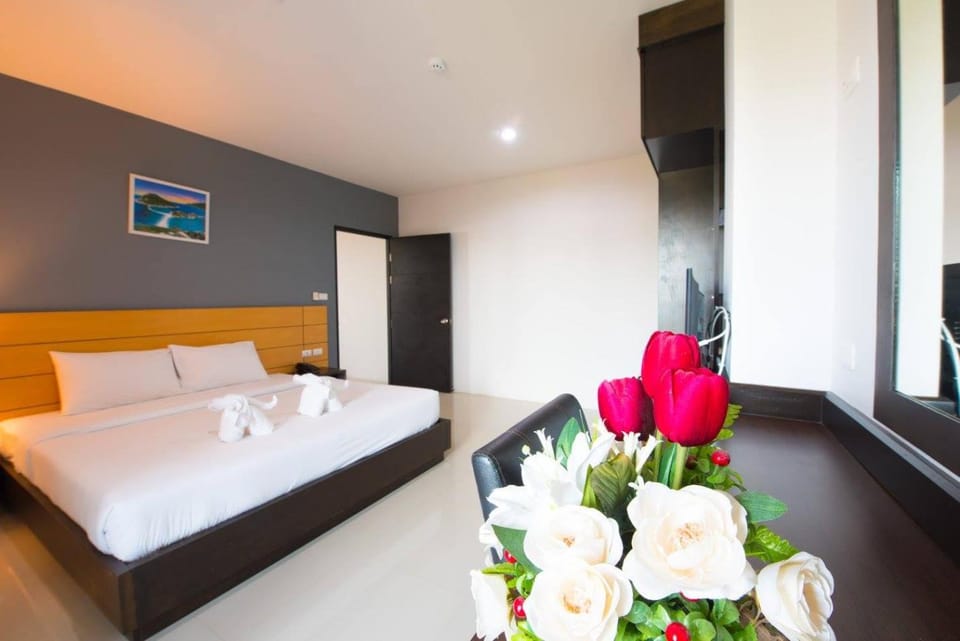 Suratthani Airport Overnight To Koh Samui Docked boat in Surat Thani Changwat