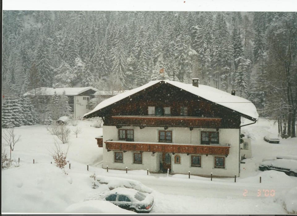 Property building, Facade/entrance, Winter
