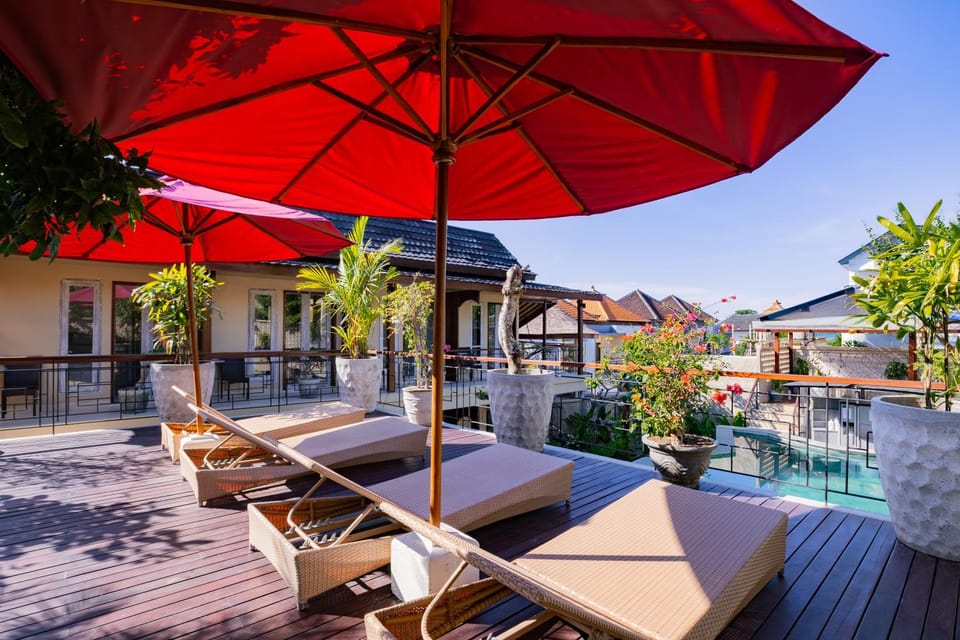 Swimming pool, sunbed