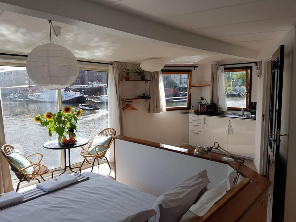 Bed, Kitchen or kitchenette, Photo of the whole room, Dining area